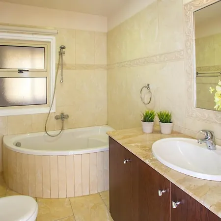 Imagine You And Your Family Renting This Perfect Holiday Apartment Minutes From The Beach, Larnaca Apartment 1390 لارنكا