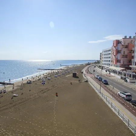 Imagine You And Your Family Renting This Perfect Holiday Apartment Minutes From The Beach, Larnaca Apartment 1390 لارنكا